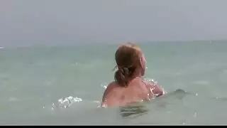 سكس يتشلل على غرفة اختو الشقراء وينكها