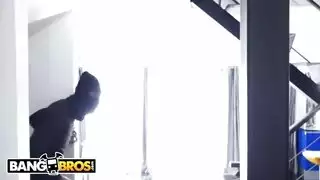 الشاب المقنع يضرب اللبوة أمام والدها الأعمى