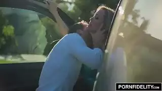 الراقصة ذات الصدر الكبير تمارس الجنس مع المعجبين في مشهد جماعي