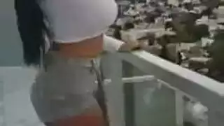 فتحات مراهقات متعددة تُملأ في مشهد جنس جماعي مكثف