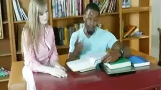 مراهقة شقراء مثيرة تستخدم أصابعها ولعبة لممارسة الجنس على مهبلها حتى النشوة المكثفة