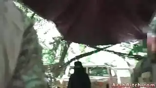 فيلم إباحي لطالب عربي: فتاة جامعية ساخنة تأخذ قضيبه الكبير بعمق