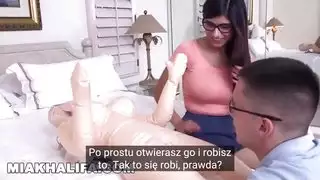 درس النجمة الإباحية ميا خليفة الصريح: إيلاج الأصابع والمقص لعذراء