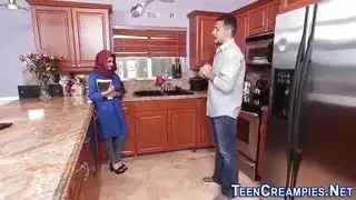 جنس قوي: مراهقة عربية تأخذ قضيباً في مأزق كبير