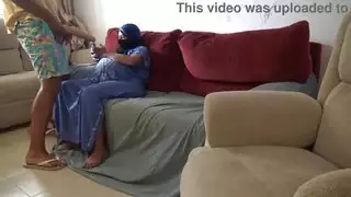 زوجة محجبة تشعر بالارتباك عند رؤية قضيب زوجها الضخم الإباحي