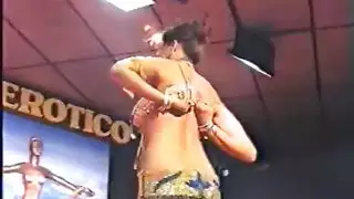 رقص شرقي حسي إلى مشهد مضاجعة جماعية صريحة