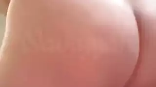 مراهقة عربية محتاجة تكشف عن ثدييها وتستمتع بكسيها المشعر في بث مباشر