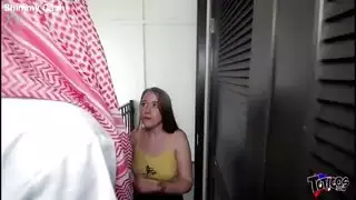 فتاة شقراء نحيلة تختنق على قضيب عربي بورنو سميك