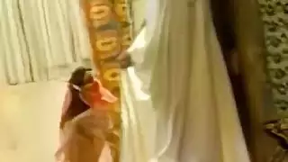 جماع قاسي: فتاة عربية جميلة تُحشى بقضيب كبير