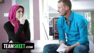 الزوج المستقبلي يضخ في فتحة شرج المراهقة الضيقة في بورنو صريح