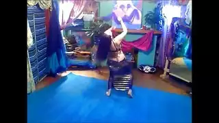 جميلة شرق أوسطية ترقص قبل أن تأخذ قضيبًا كبيرًا