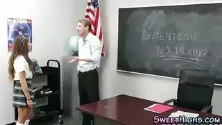 فحل عجوز يمسك بنت مرهقة ويغتصبها بقوة وهي تبكي