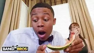 فتاة المكتب المثيرة تمتلئ مهبلها على الرصيف بعد العمل