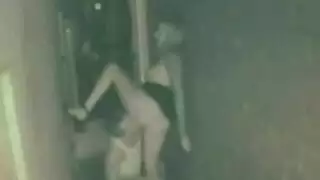 شقراء في زي السجن الوردي تُدمر بشرج مزدوج وآلة نكاية