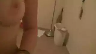 ثلاث عسولات يصبن بهوس القضيب عند رؤية قضيب عملاق