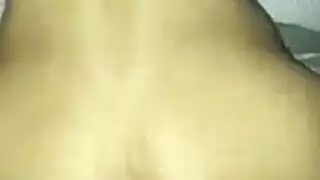 امي تقوم بضرب اختي و اضربها و انيكها