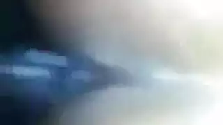 فاتنة خشب الأبنوس يفرك البظر لها أثناء مص الديك الأبيض الكبير، كرات عميقة