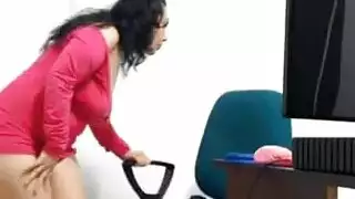 تلعب بكسها وهيه بداخل السياره