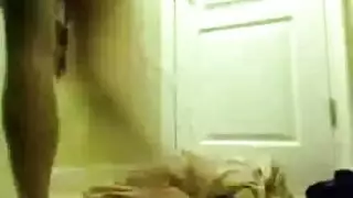 سمراء مراهقة لطيفة تلمس نفسها وتلعب بعضو صناعي