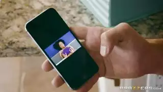 هي ترتدي الجوارب ومستعدة لجلسة اختراق عميق