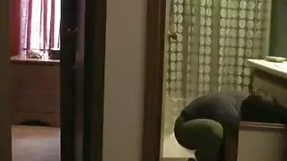 عراقي يضرب بقوة في مشهد إباحي صريح