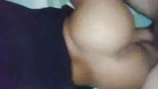 شاب ناك اخواته الاتنين