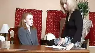 العاهرة الصغيرة جيسيكا جيمس تحصل على كسها الضيق مفروك و مضروب بقوة