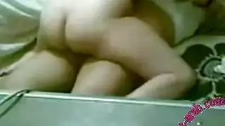 زوجة تأخذ قضيبًا ضخمًا أمام الكاميرا من أجل زوجها