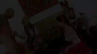 خيال الجانج بانج: ثلاث عاهرات تناوب على قضيبه