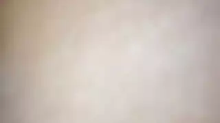 زي أحمر، سراويل داخلية دانتيل، وفم مليء بقضيب عملاق