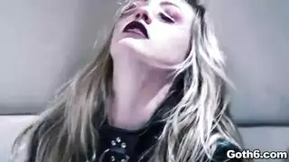 فتاة جامحة صغيرة تُضاجع بخشونة خلف المنزل