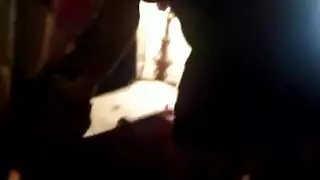 ماري كوندو تركب قضيبًا ضخمًا على موقع التصوير لمشهد إباحي مرتجل