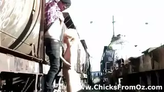 عاهرات فرقة أسترالية تمص قضيبين وتتلقى نكاحًا مزدوجًا قاسيًا خلف الكواليس