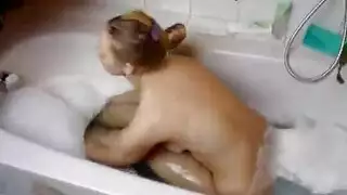 إباحية في حوض الاستحمام: ناضجة ذات مؤخرة كبيرة تصاب بالصابون بالكامل