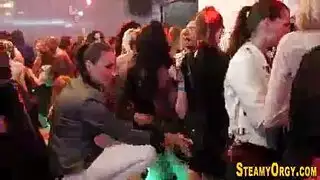 إغواء ناضج بورن بين شاب وسيدة أكبر