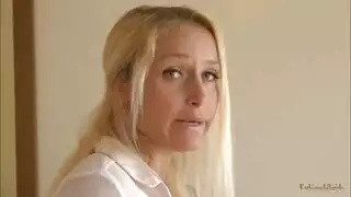 كس الفتاة الفاتنة الضيق الصغير أثناء العمل