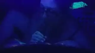 بنت تنتظر حبيبها رومانسي