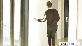 ابن زوجها ينيك milf ريحان فوكس ويبتلع قدميها الجميلتين