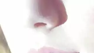 عاهرتان تدربان رفيقهما في الغرفة ليكون خادمهما الشرجي