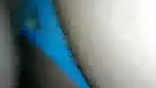 يسحب بنطالها جانبًا لينثر المني على فرجها