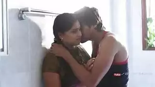 الشاب الجامعي الديسي ينيك خالته بشدة في شقتها